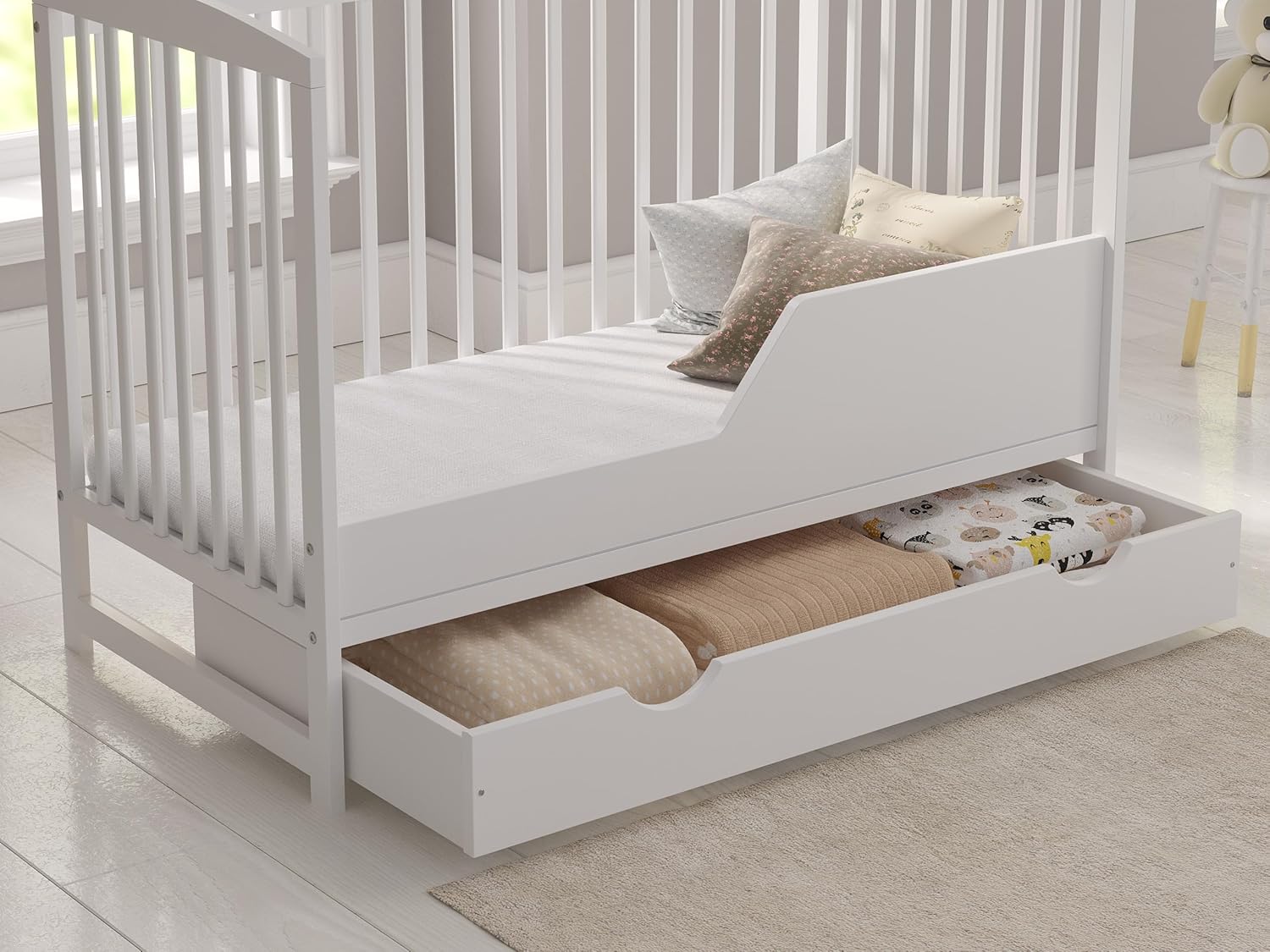 Love For Sleep lit bébé évolutif en bois blanc 120 × 60 cm avec matelas mousse, tiroir, barrière de sécurité et protections en silicone, modèle Jacob