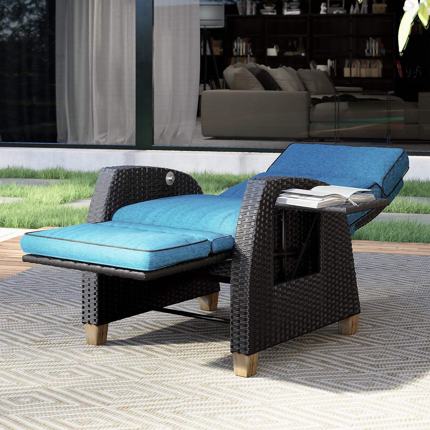 Grand patio Chaise longue inclinable à position réglable avec table rabattable et coussin pour jardin, cour, terrasse, extérieur – Coussin bleu paon et osier marron