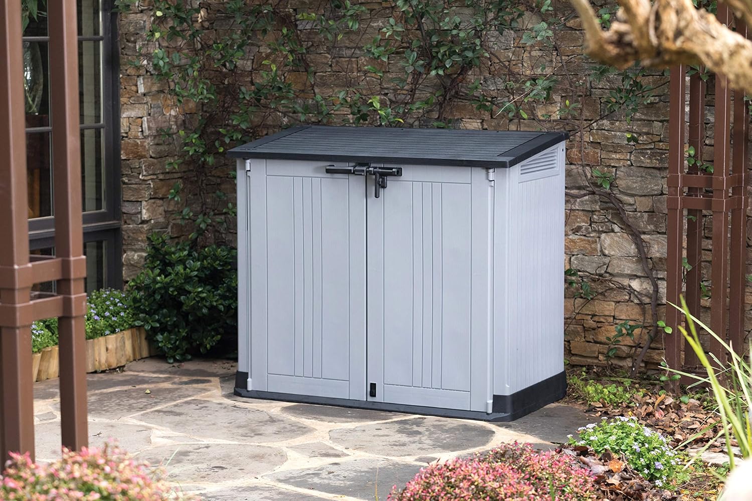 Keter 249317 Store it Out Nova Abri de jardin extérieur 132 x 71,5 x 113,5 cm, gris clair avec couvercle gris foncé