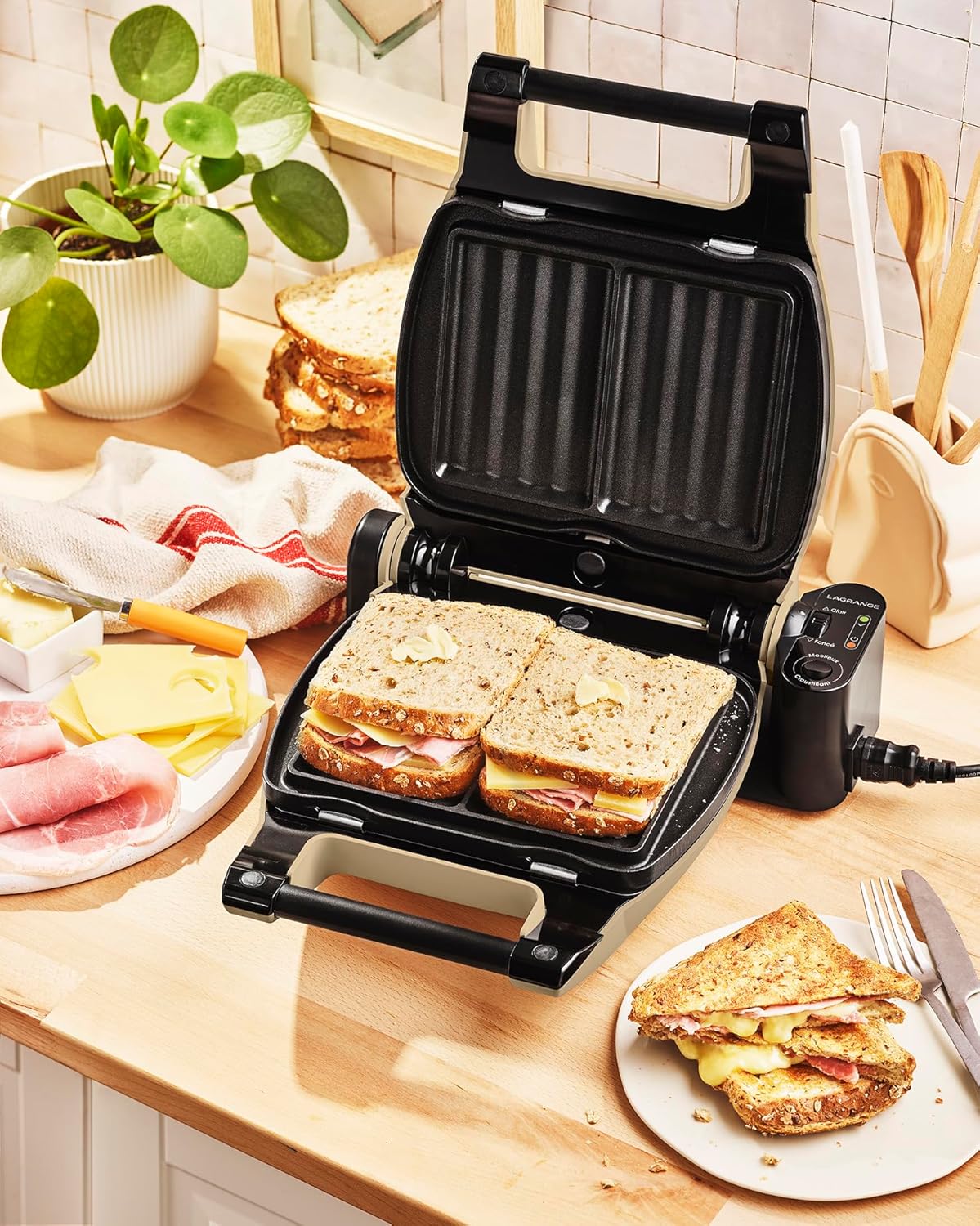 LAGRANGE Gaufrier Premium, 1200W, 2 jeux de plaques inclus (Gaufre & Croque Monsieur), Fabriqué en France, Réversible sur son socle, Cuisson personnalisée, Plaques amovibles, Multifonction, 019422