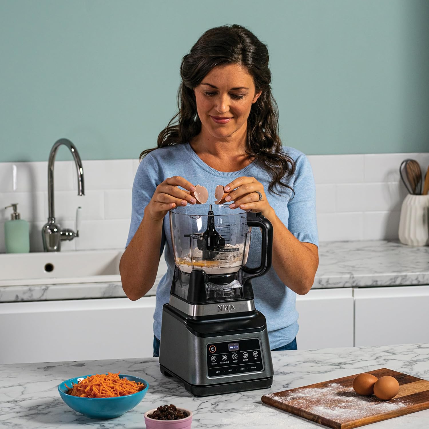Ninja 3-en-1 Robot de cuisine et mixeur avec 5 programmes: Mixer, Mixer Max, Hacher, Mélanger, Purée, Bol 1,8L, Cruche 2,1L, Tasse 700ml, 1200W, lavables au lave-vaisselle, Auto-iQ, Noir BN800EU