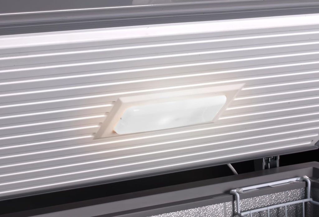 METRO Professional Congélateur bahut GHF2300, acier/aluminium, 112.5x61x83.5 cm, 300L, 95W, 1 panier, éclairage LED, 4 roulettes, avec serrure, blanc