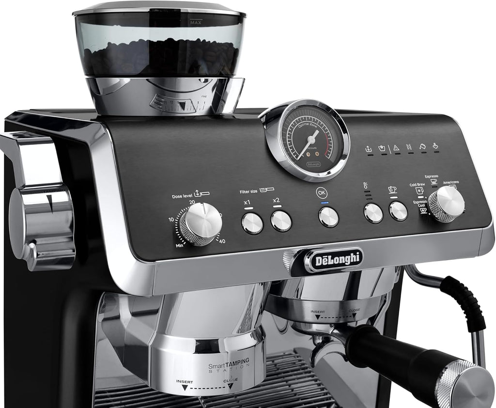 De'Longhi La Specialista Opera EC9555.BK, Machine à café Espresso avec Moulin à Café Intégré, Fonction d'infusion froide, Comprend un bâton de vapeur pour mousser le lait, Comprend des accessoires