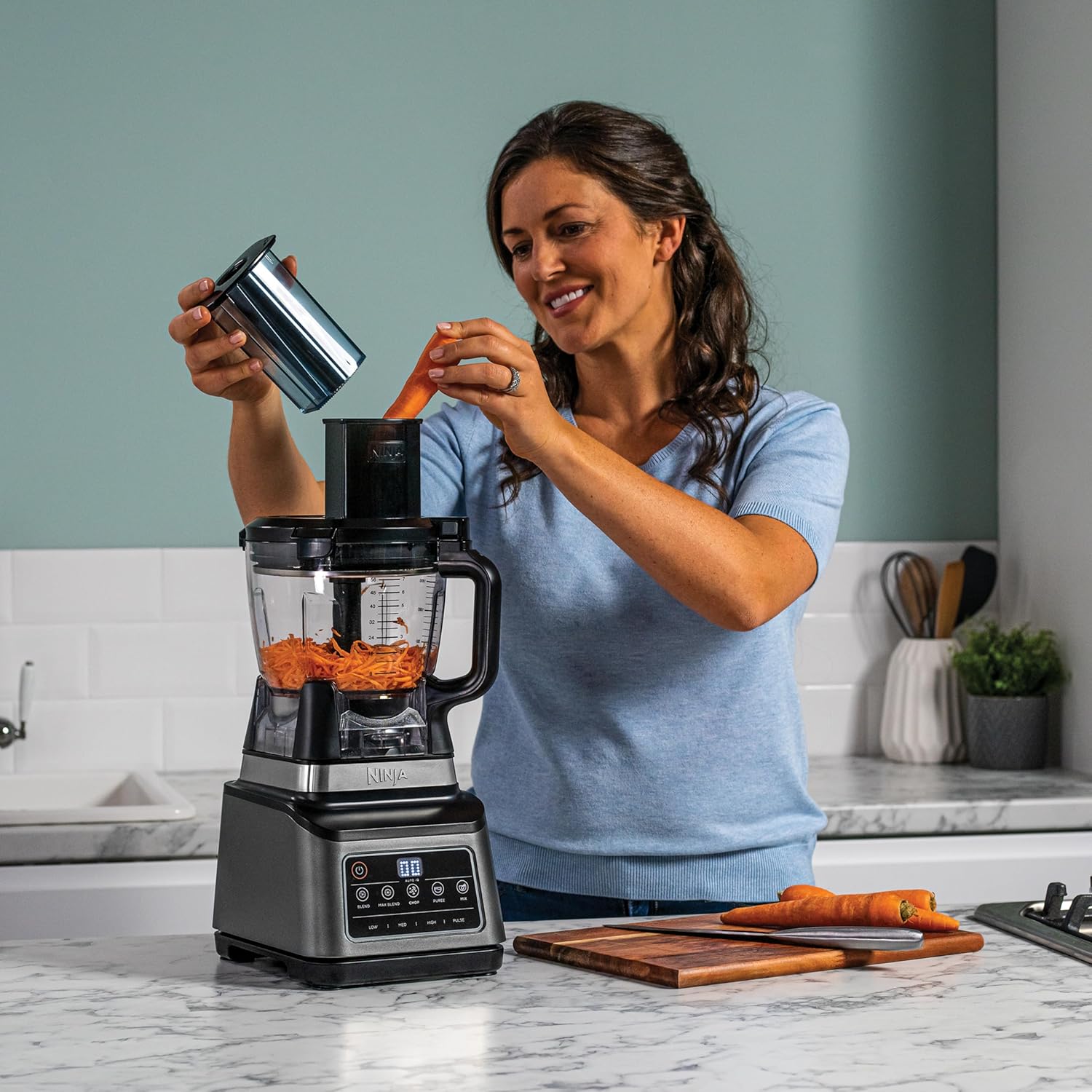 Ninja 3-en-1 Robot de cuisine et mixeur avec 5 programmes: Mixer, Mixer Max, Hacher, Mélanger, Purée, Bol 1,8L, Cruche 2,1L, Tasse 700ml, 1200W, lavables au lave-vaisselle, Auto-iQ, Noir BN800EU
