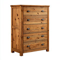 Commode en bois naturel avec cinq tiroirs et poignées métalliques semi-circulaires