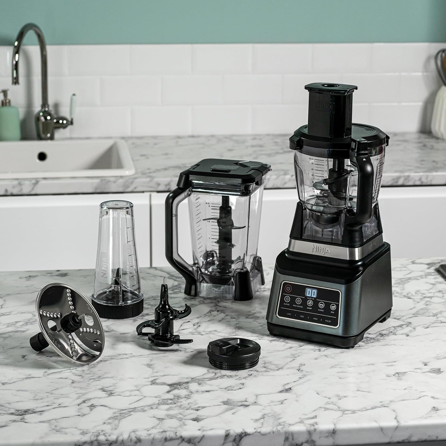 Ninja 3-en-1 Robot de cuisine et mixeur avec 5 programmes: Mixer, Mixer Max, Hacher, Mélanger, Purée, Bol 1,8L, Cruche 2,1L, Tasse 700ml, 1200W, lavables au lave-vaisselle, Auto-iQ, Noir BN800EU