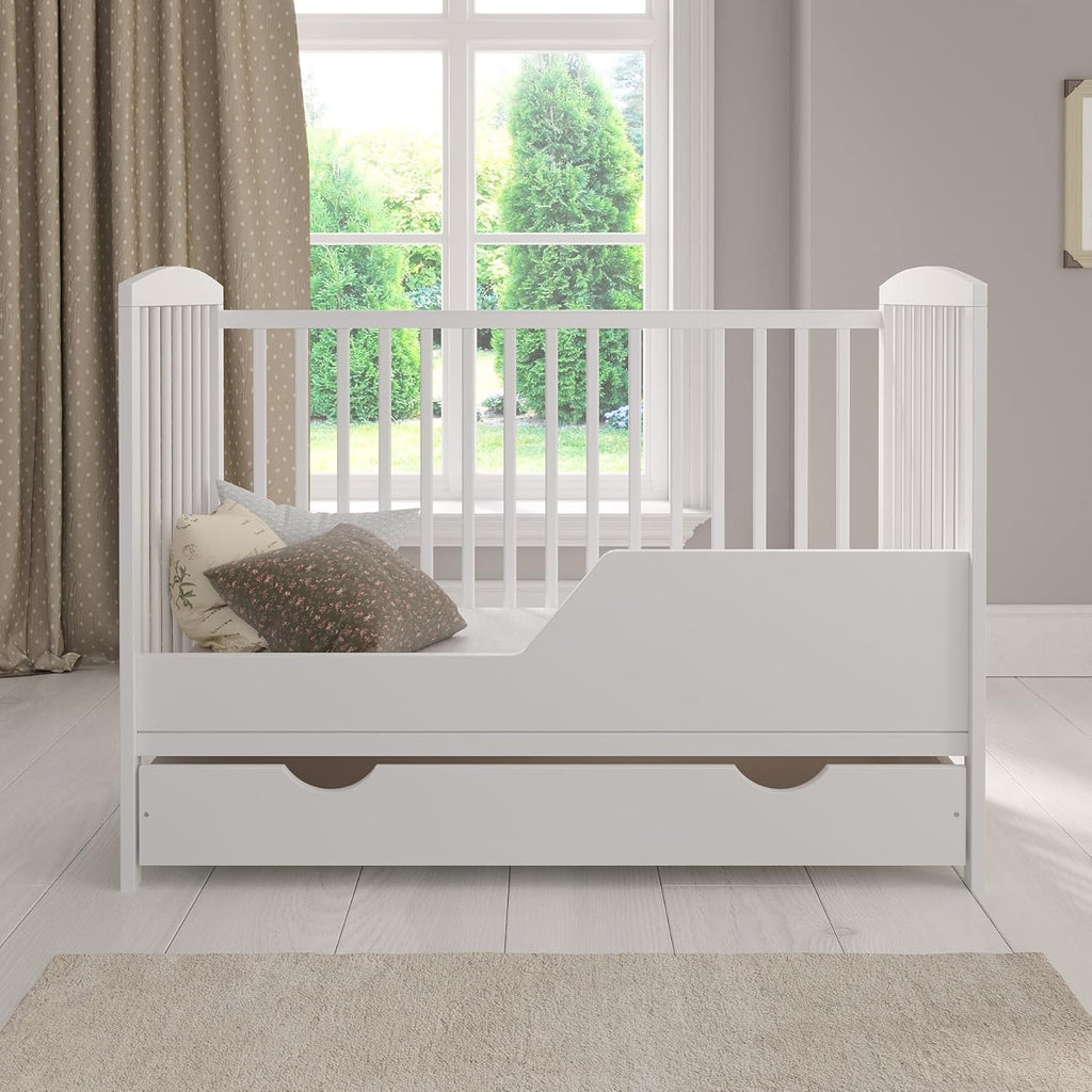 Love For Sleep lit bébé évolutif en bois blanc 120 × 60 cm avec matelas mousse, tiroir, barrière de sécurité et protections en silicone, modèle Jacob