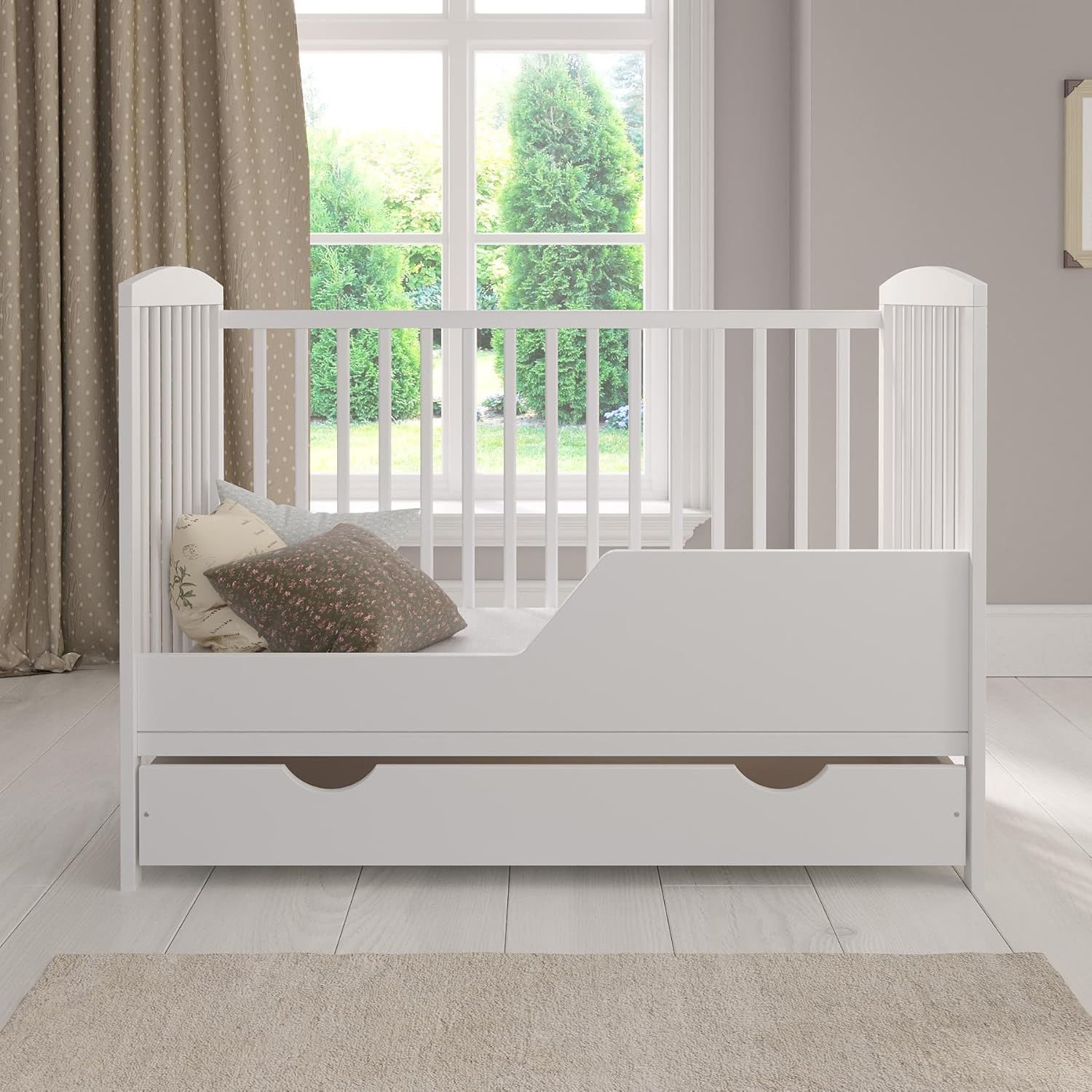 Love For Sleep lit bébé évolutif en bois blanc 120 × 60 cm avec matelas mousse, tiroir, barrière de sécurité et protections en silicone, modèle Jacob