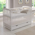 Love For Sleep lit bébé évolutif en bois blanc 120 × 60 cm avec matelas mousse, tiroir, barrière de sécurité et protections en silicone, modèle Jacob(Blanc)