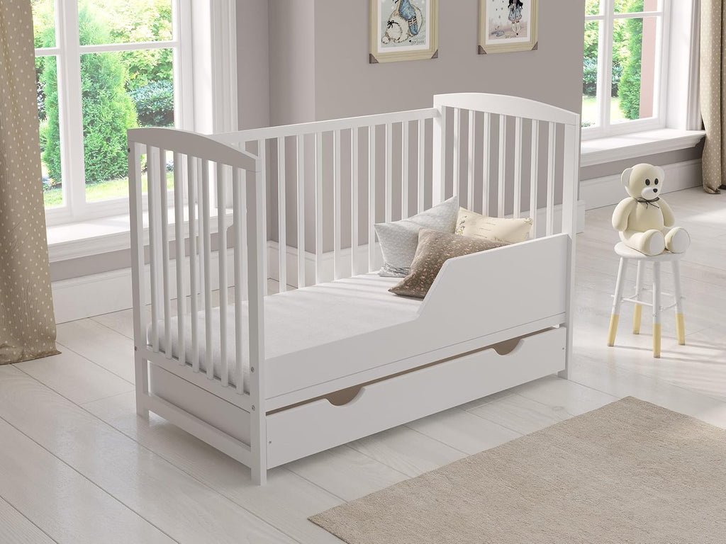 Love For Sleep lit bébé évolutif en bois blanc 120 × 60 cm avec matelas mousse, tiroir, barrière de sécurité et protections en silicone, modèle Jacob