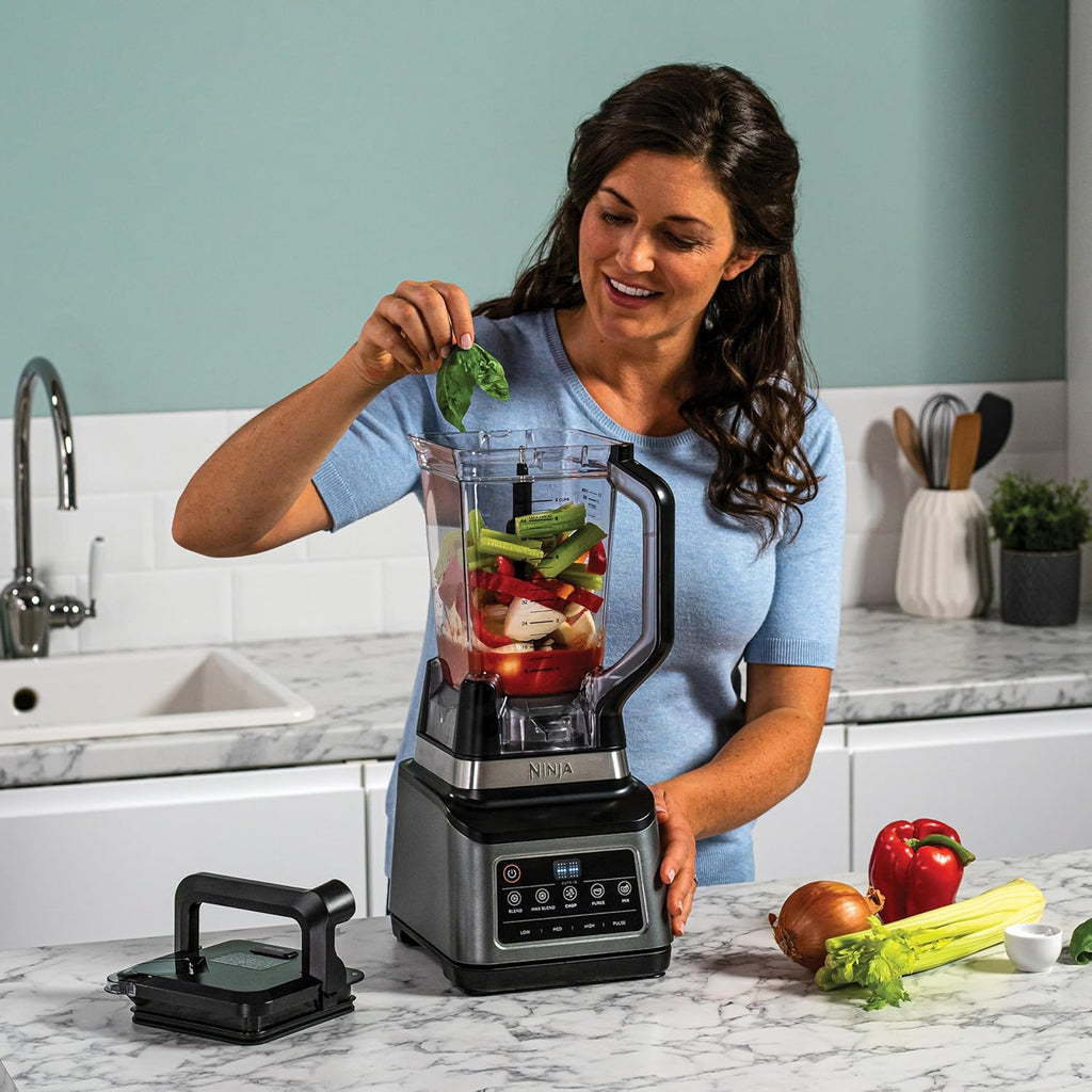 Ninja 3-en-1 Robot de cuisine et mixeur avec 5 programmes: Mixer, Mixer Max, Hacher, Mélanger, Purée, Bol 1,8L, Cruche 2,1L, Tasse 700ml, 1200W, lavables au lave-vaisselle, Auto-iQ, Noir BN800EU