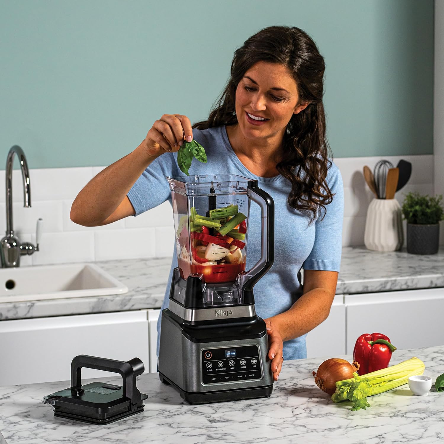 Ninja 3-en-1 Robot de cuisine et mixeur avec 5 programmes: Mixer, Mixer Max, Hacher, Mélanger, Purée, Bol 1,8L, Cruche 2,1L, Tasse 700ml, 1200W, lavables au lave-vaisselle, Auto-iQ, Noir BN800EU