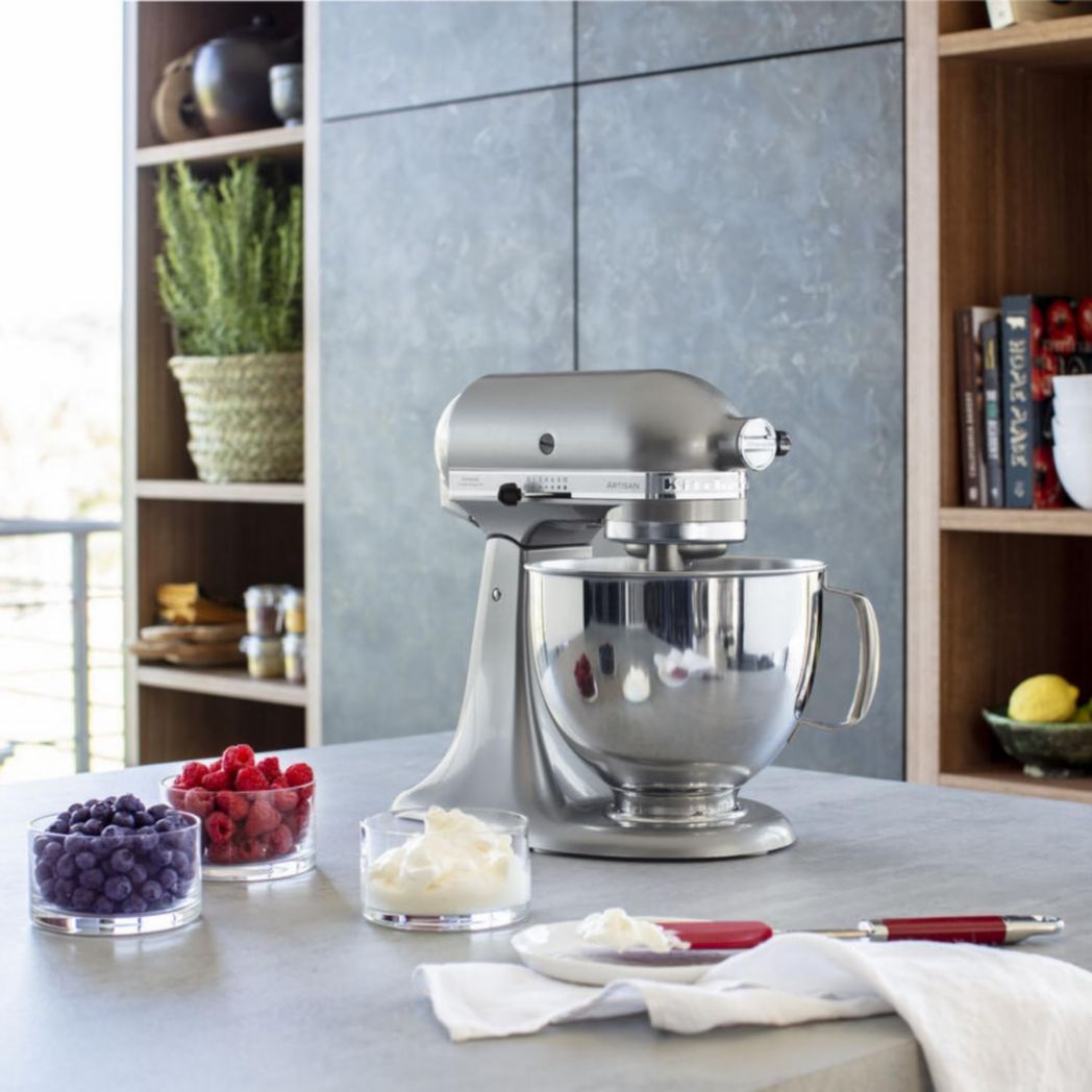 Robot pâtissier multifonction KitchenAid Artisan à tête inclinable avec 4 accessoires et bol de 4,8 L | Crème