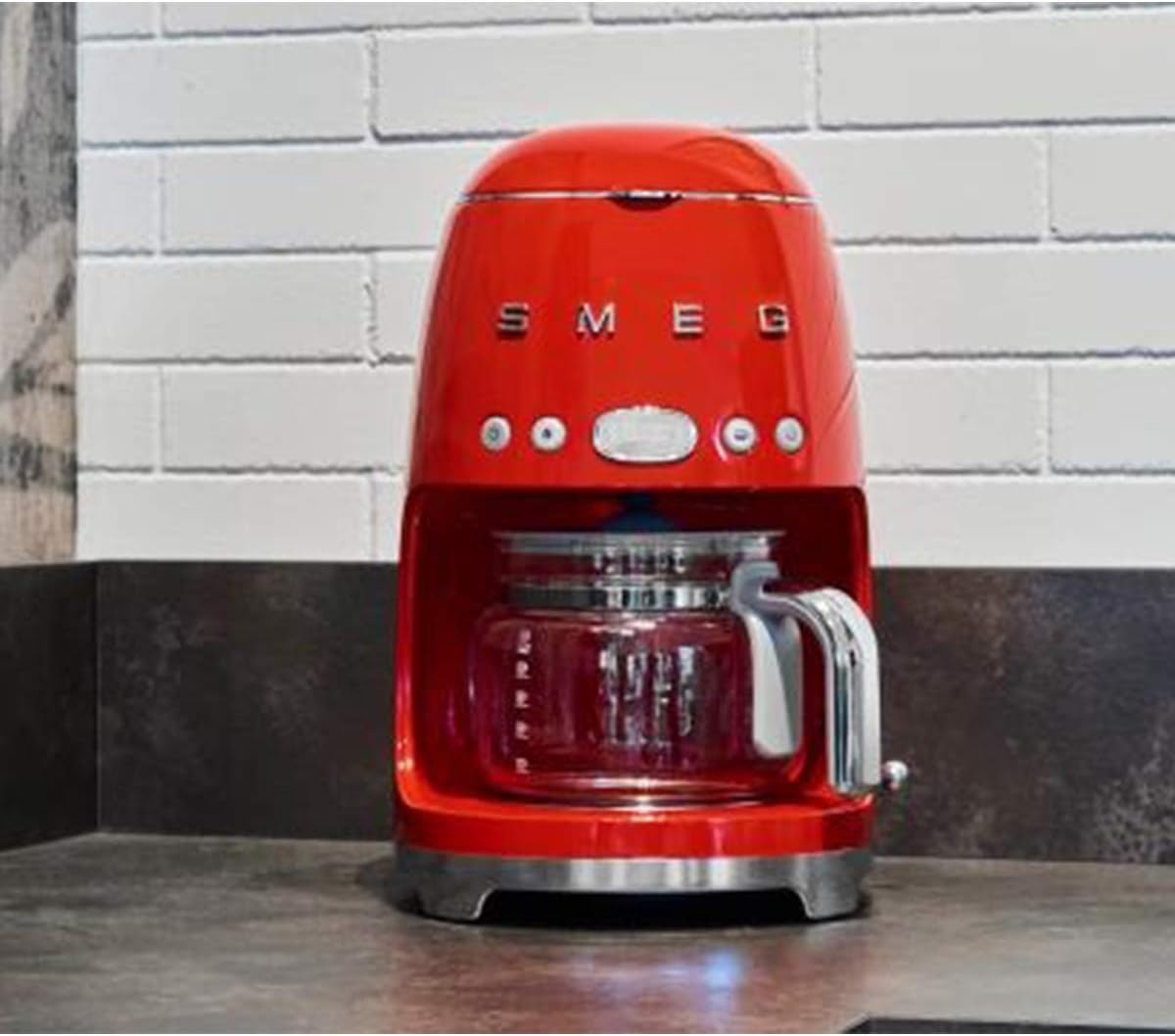 Smeg, Machine à Café Filtre DCF02RDEU, Fonction Arôme et Autostart, Carafe en Verre Jusqu'à 12 Tasses, 2 Niveaux d'Intensité, Mode Maintien au Chaud, 1050 W, Rouge