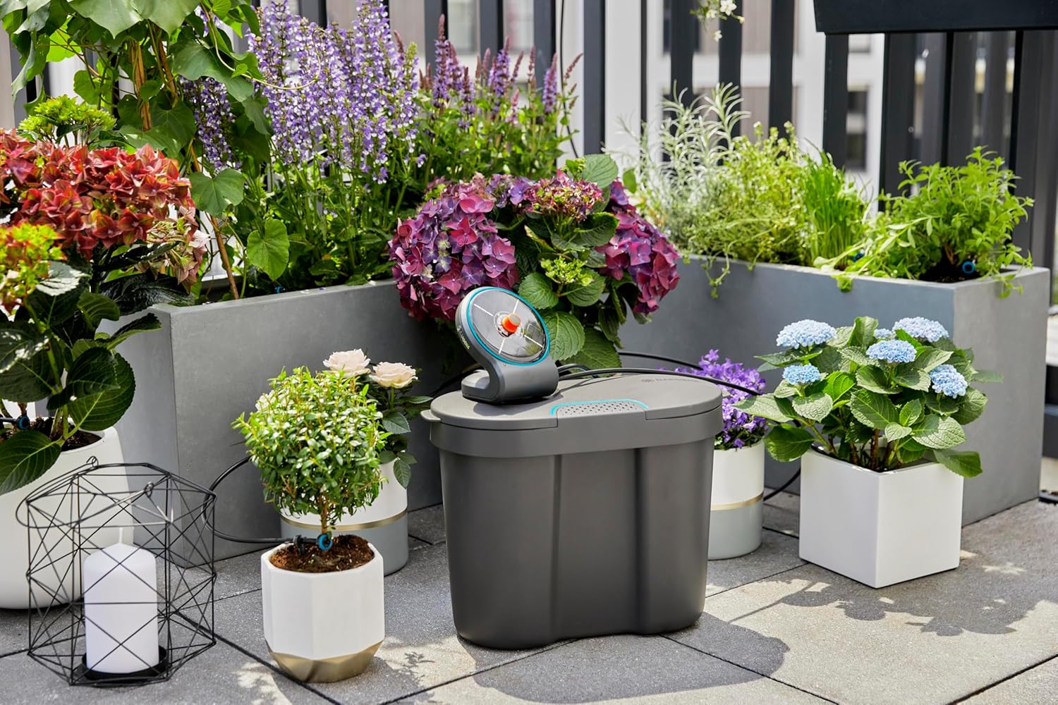 Gardena Aquabloom Solution d'arrosage Automatique Solaire avec réserve d'eau: jusqu'à 20 Plantes pour terrasse ou Balcon, arrosage Goutte à Goutte, 14 programmes d'arrosage (13301-20)