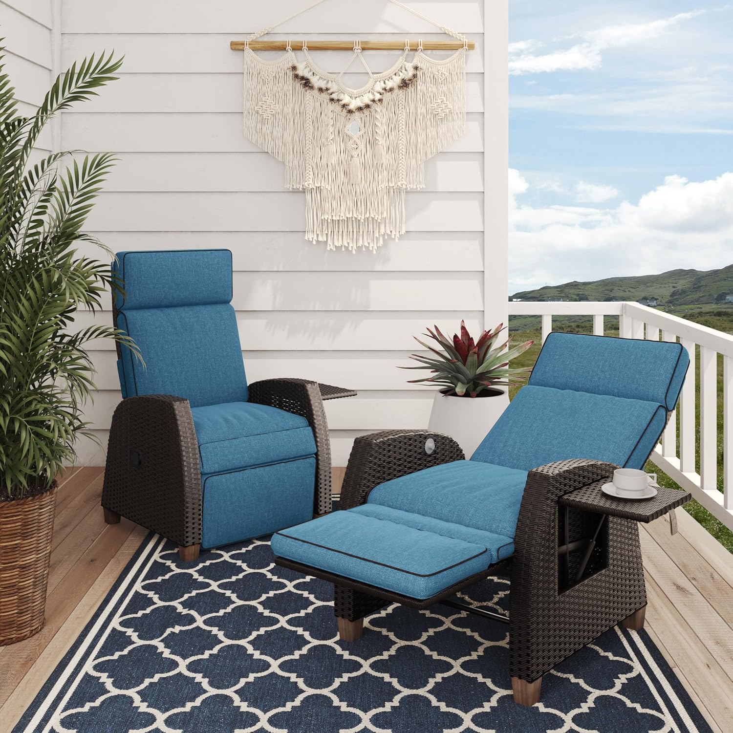 Grand patio Chaise longue inclinable à position réglable avec table rabattable et coussin pour jardin, cour, terrasse, extérieur – Coussin bleu paon et osier marron