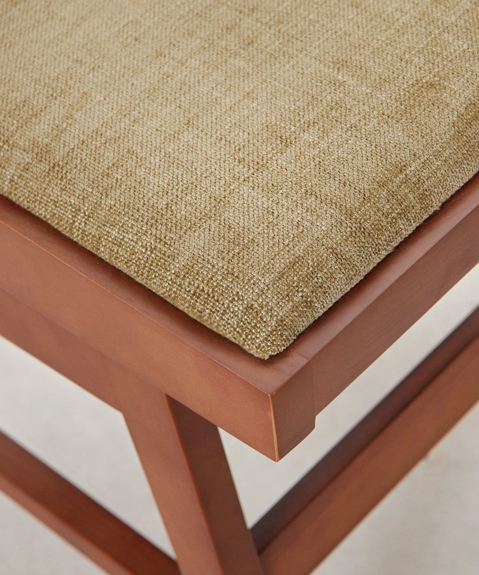 Silla de Comedor en Madera Tapizada Pauline