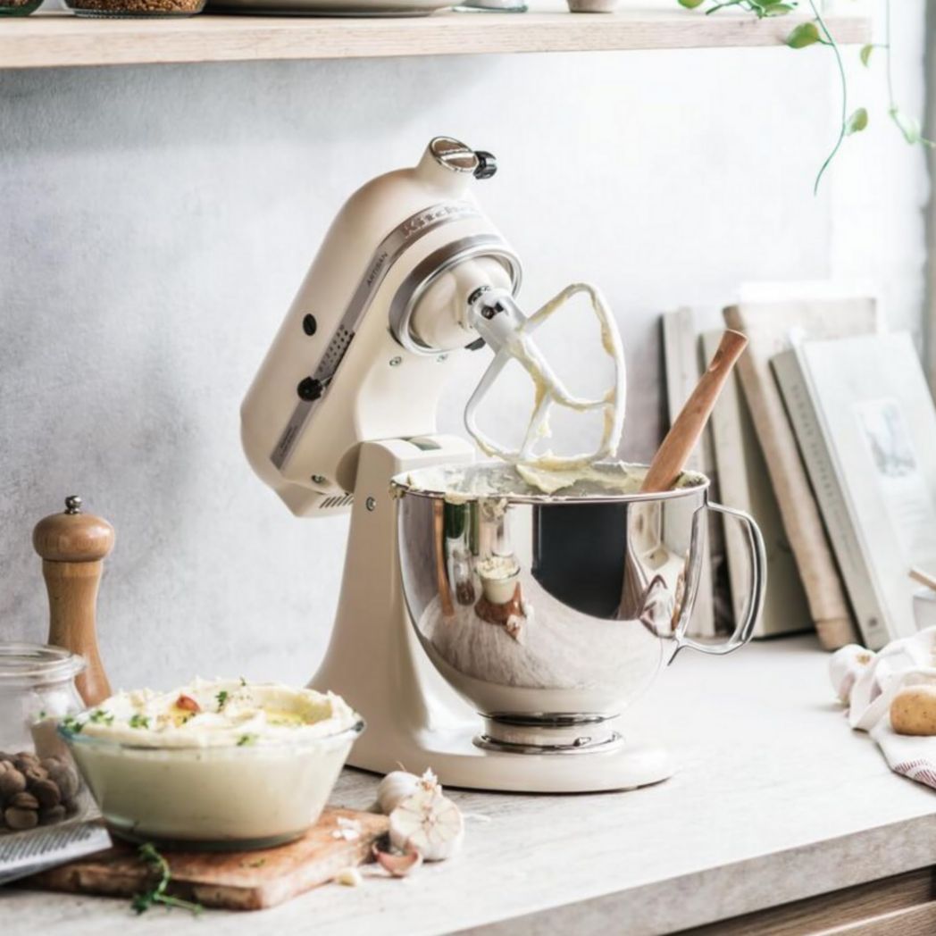 Robot pâtissier multifonction KitchenAid Artisan à tête inclinable avec 4 accessoires et bol de 4,8 L | Crème