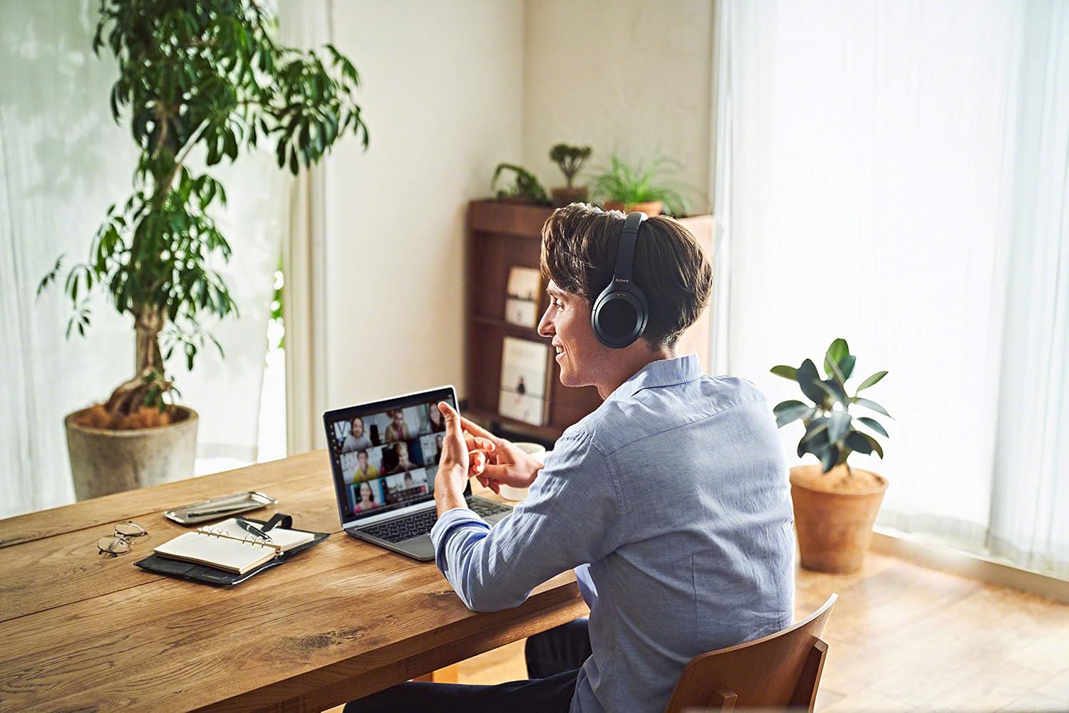 Sony WH1000XM4| Casque Bluetooth à réduction de bruit sans fil, 30 heures d'autonomie, avec micro pour appels téléphoniques, optimisé pour Amazon Alexa et Google assistant, Noir