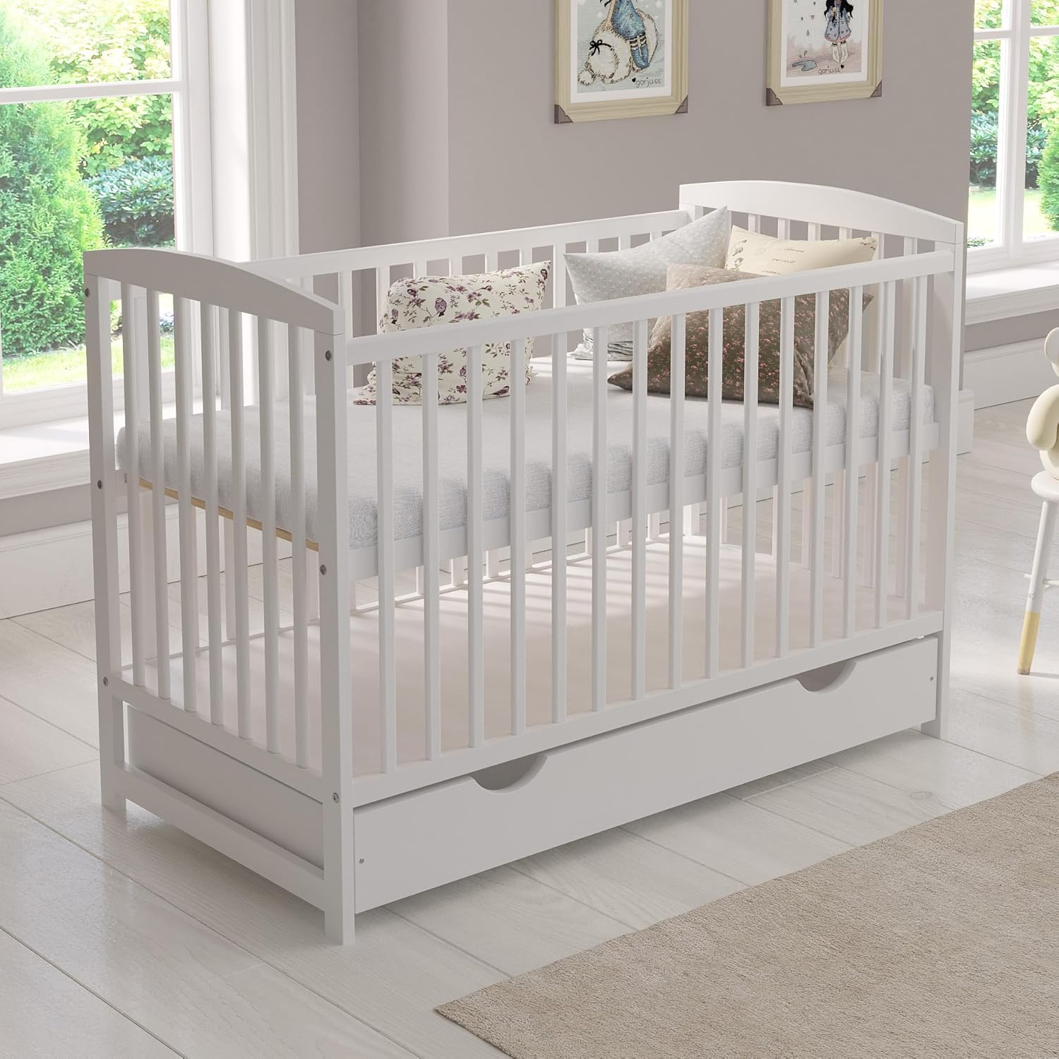 Love For Sleep lit bébé évolutif en bois blanc 120 × 60 cm avec matelas mousse, tiroir, barrière de sécurité et protections en silicone, modèle Jacob