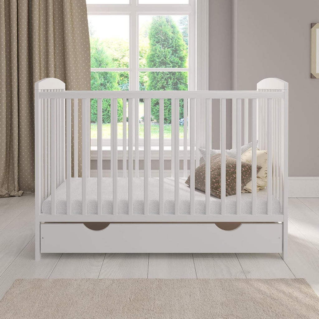 Love For Sleep lit bébé évolutif en bois blanc 120 × 60 cm avec matelas mousse, tiroir, barrière de sécurité et protections en silicone, modèle Jacob