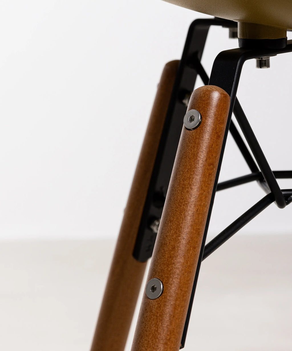 Silla de Polipropileno y Madera Elon Arms